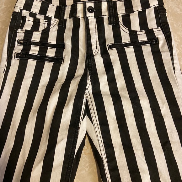 HOT TOPICS-Blackheart🌚🖤🎉💋 - Picture 7 of 10